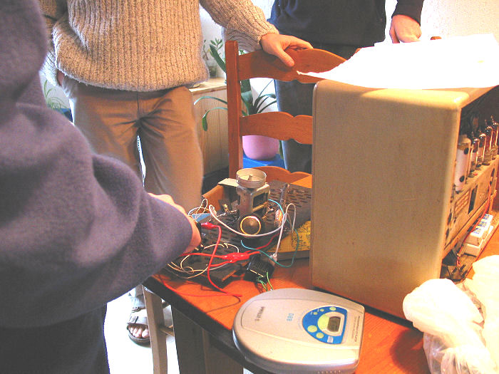 Een klein AM zendertje dat de klanken van een cd-spelertje in de ether verspreidt
